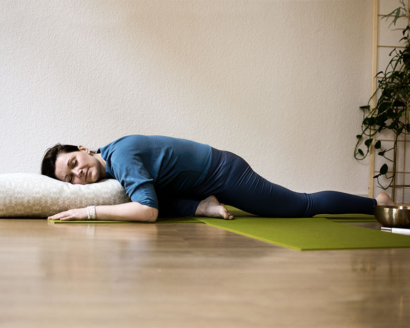 Restorative Yoga 2 yoga lichtspuren grit grubenick unterstuetzter fisch entspannungstechniken bolster seitenansicht